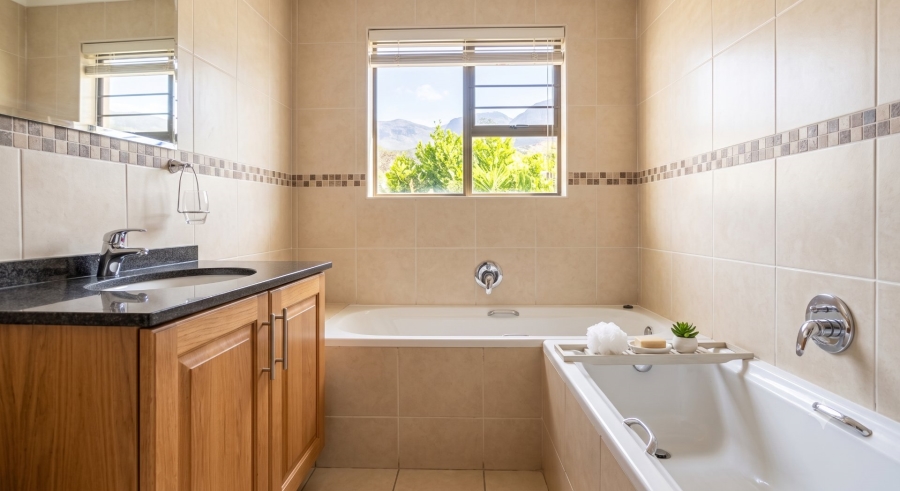 To Let 4 Bedroom Property for Rent in The Islands Estates North West
